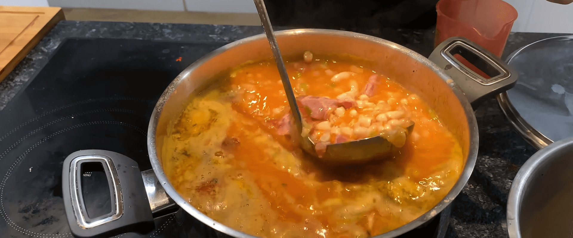 Ciorba de Fasole cu Ciolan Afumat - Reteta Traditionala Romaneasca