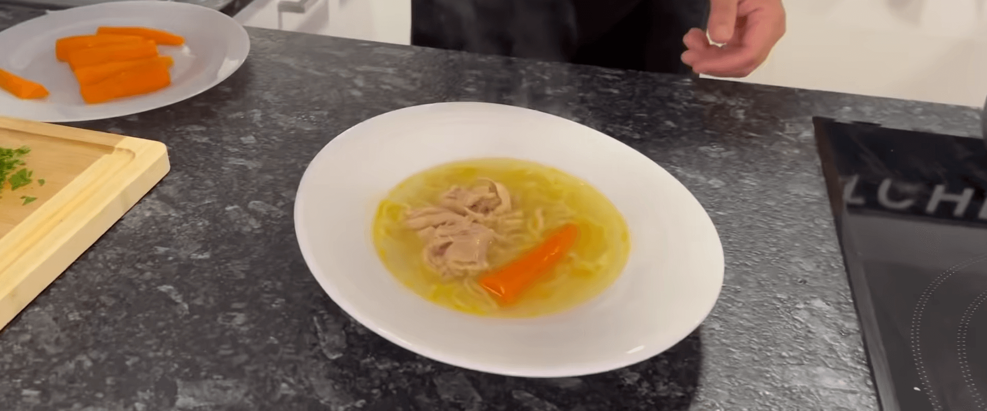 Supa de pui cu taitei de casa - Reteta simpla si gustoasa