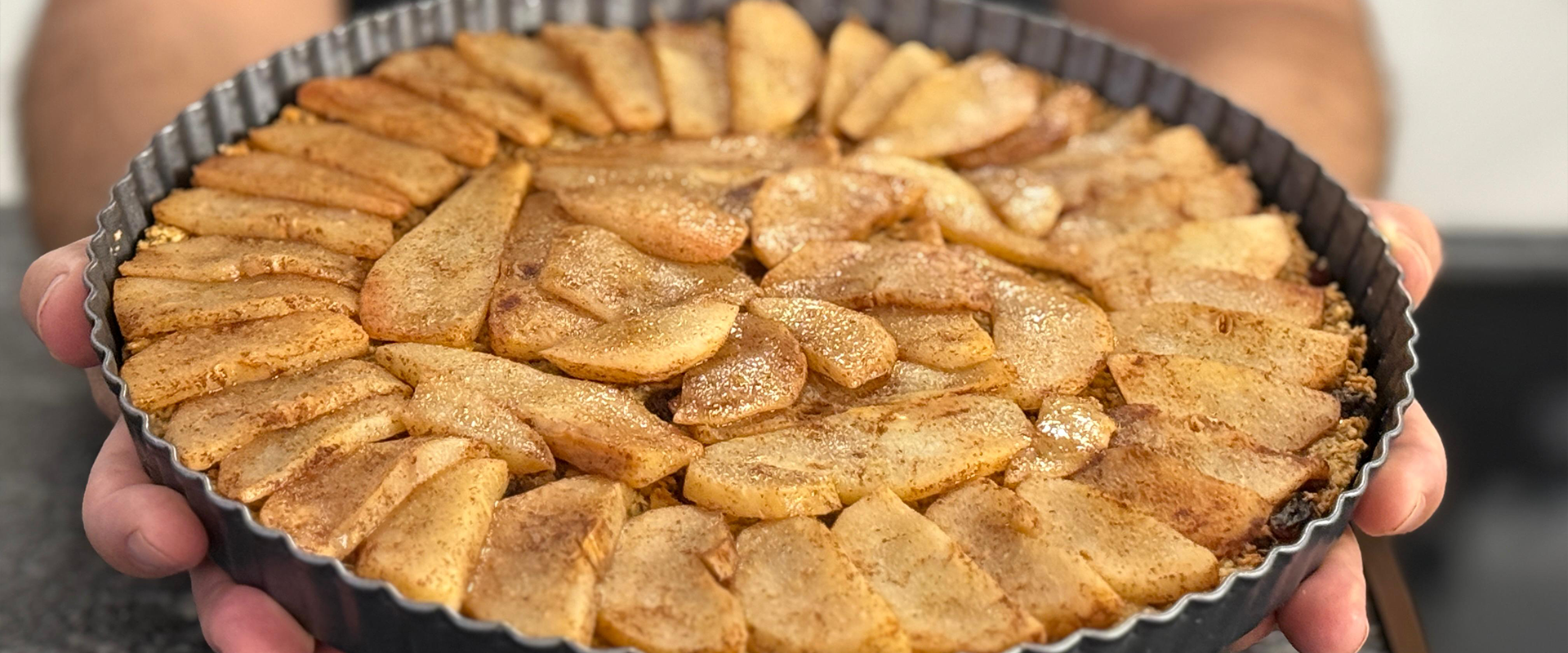 TORT DIN FULGI DE OVAZ CU PERE, VEGAN