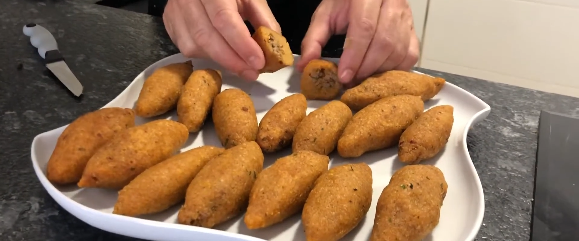 Reteta IÇLI KOFTE turcesti - Chiftele turcesti de bulgur umplute cu carne