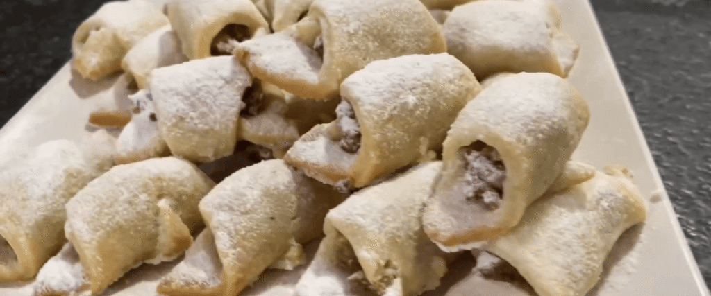Reteta de CORNULETE FRAGEDE cu unt – Pas cu pas pentru un desert perfect